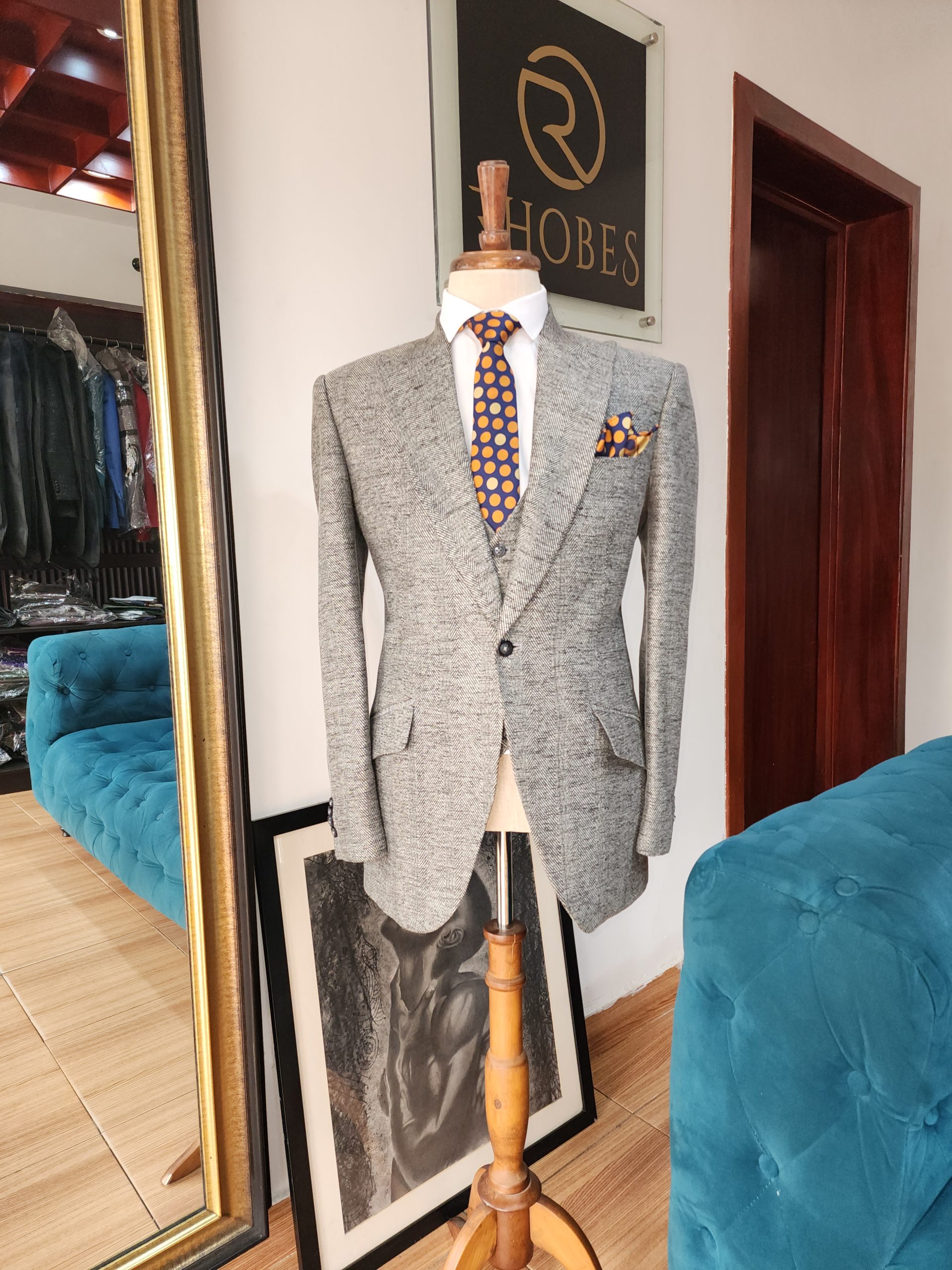 SUIT 019